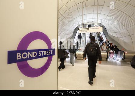 La gare de Bond Street de la ligne Elizabeth, enfin ouverte, 5 mois après l'ouverture des autres stations du tronçon central de la ligne. La station spacieuse, élégante et sans marches sera un grand coup de pouce pour accéder au quartier commerçant très animé avant la période des fêtes, dans le centre de Londres, au Royaume-Uni Banque D'Images