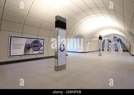 La gare de Bond Street de la ligne Elizabeth, enfin ouverte, 5 mois après l'ouverture des autres stations du tronçon central de la ligne. La station spacieuse, élégante et sans marches sera un grand coup de pouce pour accéder au quartier commerçant très animé avant la période des fêtes, dans le centre de Londres, au Royaume-Uni Banque D'Images