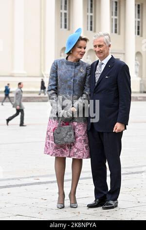 Vilnius, Lituanie. 24th octobre 2022. La reine Mathilde de Belgique et le roi Philippe - Filip de Belgique posent pour le photographe lors de la visite officielle du couple royal belge en République de Lituanie, lundi 24 octobre 2022, à Vilnius. BELGA PHOTO DIRK WAEM crédit: Belga News Agency/Alay Live News Banque D'Images