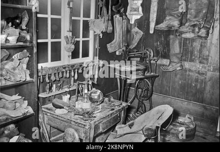 Lillehammer 19590608. Ouverture des « anciens ateliers » dans les « collections Sandvigske » à Maihaugen. Ici l'atelier du cordonnier photo: NTB Banque D'Images