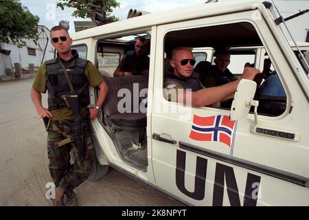 Mogadiscio, Somalie 19931114 : des soldats norvégiens de l'ONU dans la force Unisom en Somalie. La photo : le caporal Ole Andre Renshusløkken (de retour dans la voiture) du personnel de Vinsra la mitrailleuse dans l'une des voitures norvégiennes de l'ONU à Mogadishu, tandis que le caporal Fritz Tøllner d'Oslo étire les jambes entre les missions. Tout d'abord, les soldats norvégiens de l'ONU pourront utiliser trois véhicules blindés, ce qui améliorera considérablement la sécurité. Photo: Nils-Inge Kruhaug / NTB / NTB Banque D'Images