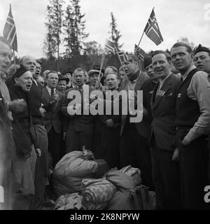 Grini 19450514 Journées de la paix Mai-45. Du camp de concentration de Grini / camp de prison. Des prisonniers heureux et libres chantent et se réjouissent avec des drapeaux norvégiens, en attendant le transport à domicile. Au milieu, avec ukulele: Auteur et Visanger Otto Nielsen photo: Archives NTB / NTB Banque D'Images