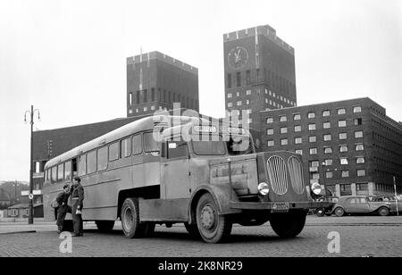 Oslo 19510928 le bus quelque peu spécial du centre automobile de Schøyen, appelé « Ormen Lange », était en principe un camion converti avec une voiture de tourisme montée. La cabine n'avait pas d'électricité, mais elle était chauffée par un poêle à bois que le tickettiste était responsable de tirer. Le bus est passé sur la route Hønefoss. Ici, nous voyons le bus garés à l'extérieur de la nouvelle mairie. Photo: NTB / NTB Banque D'Images