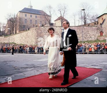 Oslo 19810505. La reine Elizabeth lors d'une visite d'État en Norvège avec son mari, le prince Philip. Ici, le premier ministre Gro Harlem Brundtland et son mari Arne Olav Brundtland arrivent à bord du bateau royal Britannia. En arrière-plan la forteresse d'Akershus. (Premier ministre en robe blanche. Moquette rouge. Sourire.) Photo: Archive NTB Banque D'Images