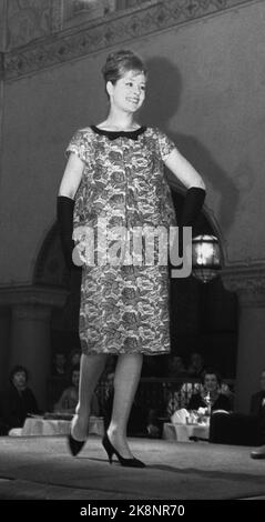 Oslo 19600917. Défilé de mode de vêtements de mère qui a été présenté à un grand public de Bristol. Voici une tenue de cocktail avec options d'expansion. Le bouton avant des chatons masque un pli profond. Après l'événement, vous pouvez à nouveau vous rares et encore aller à l'entreprise. Gants noirs. Photo: Sverre A. Børretzen courant / NTB Banque D'Images