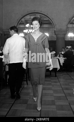 Oslo 19600917. Défilé de mode de vêtements de mère qui a été présenté à un grand public de Bristol. Voici une robe de deux pièces marron cannelle avec une dominante blonde et des gants blancs. Prix inférieur à 200 couronnes. Photo: Sverre A. Børretzen courant / NTB Banque D'Images