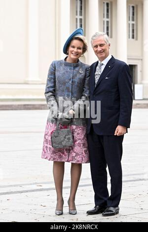 Vilnius, Lituanie. 24th octobre 2022. La reine Mathilde de Belgique et le roi Philippe - Filip de Belgique posent pour le photographe lors de la visite officielle du couple royal belge en République de Lituanie, lundi 24 octobre 2022, à Vilnius. BELGA PHOTO DIRK WAEM crédit: Belga News Agency/Alay Live News Banque D'Images