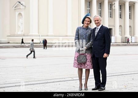 Vilnius, Lituanie. 24th octobre 2022. La reine Mathilde de Belgique et le roi Philippe - Filip de Belgique posent pour le photographe lors de la visite officielle du couple royal belge en République de Lituanie, lundi 24 octobre 2022, à Vilnius. BELGA PHOTO DIRK WAEM crédit: Belga News Agency/Alay Live News Banque D'Images