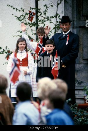 Asker 1983-05: La famille du Prince héritier accueille le train pour enfants à l'extérieur de Skaugum. La princesse Sonja, le prince héritier Harald et ses enfants, la princesse Märtha Louise et le prince Haakon Magnus, se sont empais vers le train des enfants dans les escaliers à l'extérieur de sa maison Skaugum à Asker, le jour national, 17 mai 1983. Photo : Erik Thorberg Banque D'Images