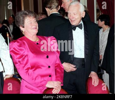 Oslo 19951210. Le Prix de la paix. Le Prix Nobel de la paix 1995 à Joseph Rotblat et au mouvement Pugwash - "conférences Pugwash sur la science et les affaires mondiales". Ici, le noble lauréat Joseph Rotblat a eu une conversation joyeuse avec le Premier ministre Gro Harlem Brundtland avant de s'asseoir à la table lors du banquet du Comité Nobel au Grand Hôtel dimanche soir. Photo: Knut falch Banque D'Images