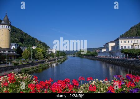 Bad EMS, Allemagne 24 juillet 2022. La vue de la Lahn sur le côté droit de la maison de spa Bad EMS et sur le côté gauche de la tour de printemps Banque D'Images