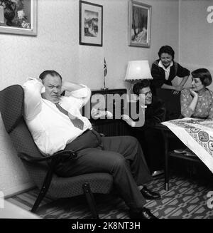 Oslo 195808 le rocher fait rage en Norvège, et per Elvis Granberg / per Granberg rocks les adolescents dans le puits, et il obtient l'inspiration et les idées de radio Luxembourg. Mais dans la maison de Granberg, tout le monde n'est pas tout aussi intéressé par la musique rock! Ici, Dad dans la maison reste démonstrativement pour ses oreilles tandis que Per Elvis est à la recherche de radio Lux pour le reste de la famille. Photo: Storløkken / actuel / NTB Banque D'Images