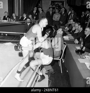 Oslo 19570323, le knock-out de la boxe ! Le sport est dangereux pour la santé. Débat norvégien sur la boxe. Le championnat de boxe norvégien a eu lieu dans le cinéma du centre. Sur les 18 matchs, 7 ont été réglés par knock out - knock out technique et knock out dans leur forme la plus pure. Photo: Aage Storløkken / actuel / NTB Banque D'Images