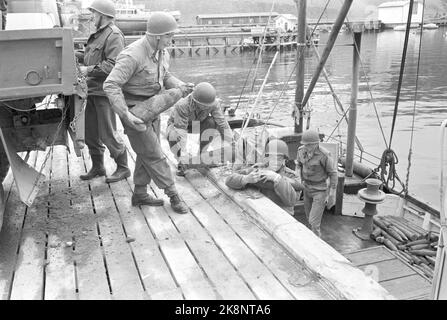 Kirkenes 1962. Le commandement minier est en cours, ils sécurisent le pays contre les explosifs mortels de la guerre. Photo; Ivar Aaserud / courant / NTB actuel n° 40-1-62 'avec la mort dans les mains' Banque D'Images