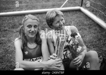 12 juillet 1981 d'Oslo. Après avoir gagné une grande avance de 5000 mètres, Grete Waitz a dû briser la course en raison de dommages. C'est Ingrid Kristiansen qui a couru à un nouveau record du monde de 5000 mètres. Photo: Erik Thorberg / NTB / NTB Banque D'Images