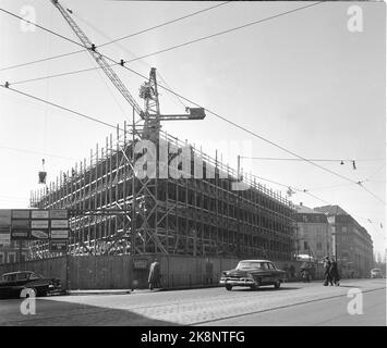 Oslo 19580418 l'ambassade des États-Unis sur Drammensveien en construction. Échafaudage et robinets de travail autour du bâtiment. Photo: NTB / NTB Banque D'Images