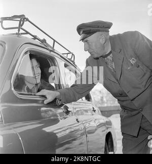 Oslo, 1956. La première femme chauffeur de taxi de Norvège, Mme Magna Hansen. Ici, avec l'inspecteur Arthur Krogvold qui dit : « Je devrais avoir l'expérience de voir une femme au taxi avec. » Mais ils voient tous les deux avec confiance les débuts selon le courant. Le magazine photo a été « testé » avec le chauffeur et a découvert qu'elle avait une petite pièce sur « Upper Washing » et « Little Strandgate », mais qu'elle avait obtenu une note complète avec sa connaissance de « Daléhaugen » - une petite route insignifiante entre Enebakkveien et Galgeberg. « Aller simple, laissez la dame aller plus loin ». Photo: Actuel / NTB Banque D'Images