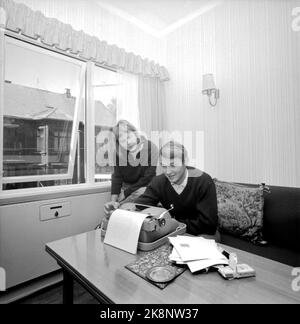 Axel Jensen, auteur d'Oslo en 19590606, s'est installé en Grèce, mais est actuellement en visite à Oslo avec sa femme Marianne pour mettre sa touche finale à son nouveau roman 'Line'. Ici dans son appartement à Majorstua. Machine à écrire. Photo: Sverre A. Børretzen / actuel / NTB Banque D'Images