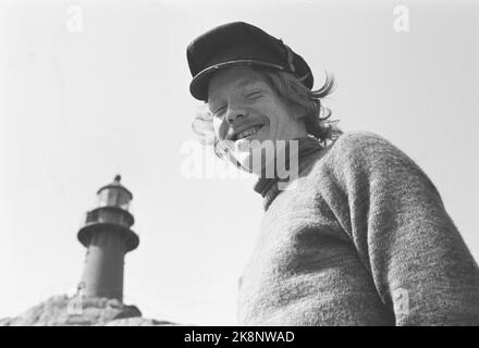 Ona 19720617. Le village de pêcheurs sur la côte de Romsdal est à une distance satisfaisante de tout ce qui a à voir avec les tracas et la ruée. Beaucoup ont quitté Ona ces dernières années. La troisième partie des maisons est vide. Pourtant, il y en a qui ne quittera jamais l'île. À propos de. Deux cents personnes vivent ici aujourd'hui. Le phare d'Ona est l'un des plus célèbres gars de la côte, qui décharge les gens de mer par une LED dangereuse. Ici Inge Solberg, qui est l'un des rares jeunes qui veut rejoindre la maison. Photo: Sverre Børretzen courant / NTB Banque D'Images