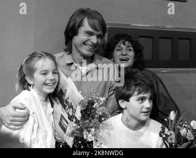 Oslo 1986-01: Débarrassez-vous de ou de doubler. Egil Gjerde, 34 ans professeur de Nøtterøy, souriant avec sa famille Linn (11), Ellen et Sebastian (13) après avoir géré la question 48 000 kroner dans le populaire programme de questionnaire RID ou double. Objet: Beatles. Photo: Bjørn Sigurdsøn Banque D'Images