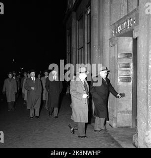 Oslo 19501025. Quatre jours de négociations exaltées entre les deux principales organisations, l'Organisation nationale de Norvège et l'Association norvégienne des employeurs, sur la compensation de l'augmentation des prix. Les parties se sont réunies à la réunion décisive, qui a été ajoutée au siège social de N.A.F., à Glitnegården. Voici les concessionnaires des employeurs dont le directeur Christian Erlandsen (t.H.) et le directeur Ring Amundsen sont en tête. Photo: Sverre A. Børretzen / Arne Kjus / actuel Banque D'Images