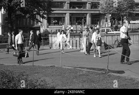 28 juin 1969 d'Oslo. Karl Johansgate à Oslo lors d'une chaude journée d'été. Ici de la station du Théâtre national. Les gens en route pour travailler. Photo: Par Ervik / actuel / NTB Banque D'Images