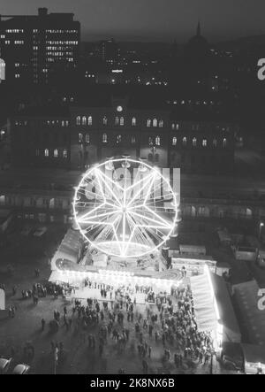 Oslo 19620331. Safe Spring Tivoli est venu en ville. Ici, la roue de Paris commence avec les paniers de balançoires entre le ciel et le Youngstorget. Photo: Bob Robinson Current / NTB Banque D'Images