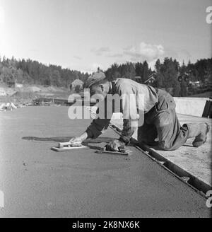 Bærum. Nadderud 1951. 48 maisons sont en cours de construction sur Nadderud. Il est question de maisons de ville à un et demi-étage avec décor selon les principes américains. Chaque appartement est dans 4 pièces et cuisines, avec une surface d'étage totale de ​​115 m², outre le sous-sol sous la moitié de la maison. Le loyer sera de 160.- couronnes par mois. Mais peut probablement être réduit. La caution est estimée à 7 000 NOK par appartement. ' Voici un gars qui maçons. Photo: Sverre A. Børretzen / NTB Banque D'Images