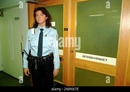 Oslo 19931011. William Nygaard, directeur de publication, a été abattu et grièvement blessé à l'extérieur de son domicile à Dagaliveien. Ici, la police armée qui reste à l'extérieur du département à l'hôpital d'Ullevål où Nygaard est traité. NTB photo Lise Åserud / NTB Banque D'Images