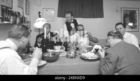 Noël Oslo 1958. Les membres Prominated de 'Press's Lutlag' ont composé une table de Noël très inhabituelle. Chaque homme a même fait le droit qu'il préférerait. La table de Noël a été agencée à la Ligjordet de la famille Leif Borthen. Ici, nous voyons les hommes heureux à la table de Noël de Wish. Par ex. Rédacteur en chef d'Arbeiderbladet Per Monsen, journaliste de l'article de VG Torgny, acteur Ola Isene (retour) qui a fait deux plats et était le héros du parti, le journaliste VG Leif Borthen, journaliste à Dagbladet Arne Hestènes et auteur Odd Bang-Hansen. Photo: Aage Storløkken Current / NTB Banque D'Images