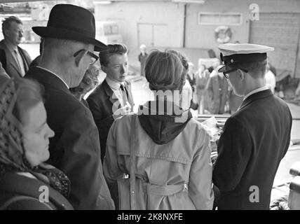 Norvège du Nord 19650724 touristes à l'hôtel Hurtigruta touristes qui veulent voir autant de Norvège que possible, et le soleil de minuit, prendre la route rapide de Bergen à Kirkenes et de retour. Ils vivent dans un hôtel flottant qui les emmène dans de petits endroits et des villes le long de la côte. Passagers prêts à embarquer. Photo: Sverre A. Børretzen / actuel / NTB Banque D'Images