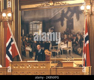 Oslo 19800607. La célébration par le Storting du 75th anniversaire de la résolution de l'Union. Trois générations de la famille royale étaient présentes pendant la célébration. Le politicien Guttorm Hansen sur la chaire dans le Storting décoré de drapeaux norvégiens. Photo: Erik Thorberg NTB / NTB Banque D'Images