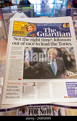 "Pas le bon moment": Johnson hors de course à la tête des Tories The Guardian journal titre première page Gouvernement conservateur chaos 24 octobre 2022 Londres Royaume-Uni Banque D'Images