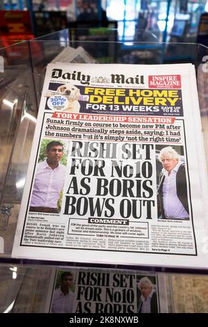 Daily Mail journal titre première page 'Rishi set for No 10 as Boris Bews Out' PM leadership contest Sunak Johnson 24 octobre 2022 Londres UK Banque D'Images