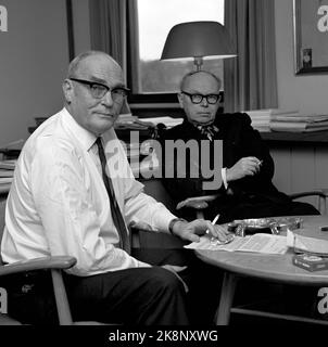 Oslo 196411. Débat culturel en Norvège, sur les fonds culturels et la taxe sur le chiffre d'affaires des magazines hebdomadaires, et sur Donald Duck. Le président de l'auteur, le directeur du théâtre Hans Heiberg (t.v.) et le critique culturel et auteur Odd Bang-Hansen ne sont pas d'accord. Photo Ivar Aaserud / courant / NTB Banque D'Images