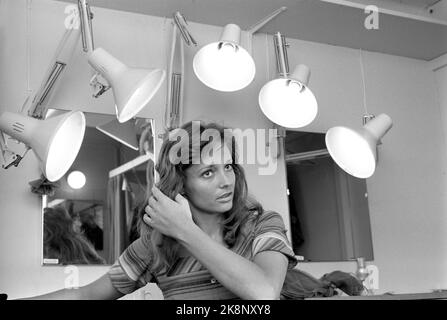 Oslo 19740427. L'artiste Inger Lise Rypdal fait ses débuts sur scène avec une collection de stubs de Prøysen qui est en cours de révision au Théâtre norvégien avec 'Do You Same Tonight' Inger Lise est né sur Skreia et a le dialecte et la voix. Ici dans l'armoire du théâtre. Photo: Ivar Aaserud courant / NTB Banque D'Images