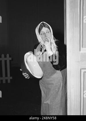 Oslo 19520126. Pièce de théâtre 'Trost in the Roof LAMP' par Alf Prøysen au Det Norske Theatre. La pièce de forme humoristique donne une image dure des conditions sociales dans un bâtiment à grande échelle dans les années d'entre-deux-guerres. Ragnhild Hald joue Krestine Krokengen le chiffon de drainage STILL. Photo: Actuel / NTB Banque D'Images