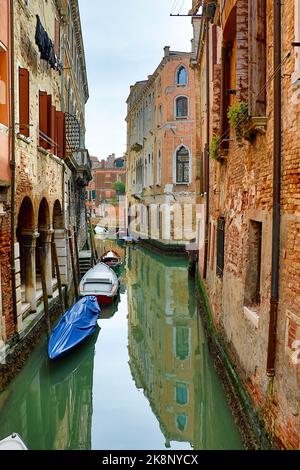 Une photo verticale d'un canal à Venise avec des gondoles flottant sur l'eau Banque D'Images