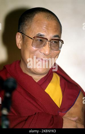 Oslo 198912 : Prix Nobel de la paix 1989 au Dalaï Lama. Conférence de presse Dalaï Lama. Photo: Knut falch Banque D'Images