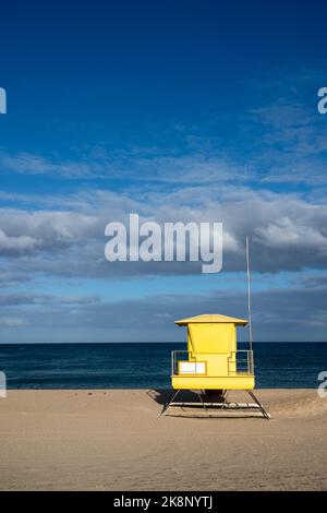 Tour de maître-nageur sur la plage par une journée ensoleillée Banque D'Images