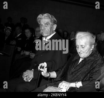 Oslo, novembre 1954. 'Albert Schweitzer, som kom à Oslo 2. nov. Pour škvittere pour fredspreved med den obligatoriiske Nobel-talen, må ha følt varmen strømme mot seg helt fet øyeblikk han satte foten på perrongen på Østbanen. Utenfor stasjonen var det nesten comme folksomt som når en idrettsstjerne kommer hjem. Folk trengte seg på for šfå et glimt av denne store humanisten fafrikas urskog, mannen som ga avkall på den strålende karrière han rike intellektuelle og kunstneriske utrustning hadde sikret Ham, for slåss sykner sket skog skog skog skog slås slås burning. . Banque D'Images
