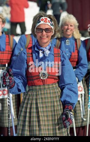 Sikkilsdalsseter 19930411: La famille royale norvégienne participe à la traditionnelle course de ski de Pâques à Sikkilsdalsseter Easter Eve 1993. La photo: La reine Sonja a posé volontairement portant son rond-point avec ses amis de la Kjerringsleppet. Photo: Lise Åserud Banque D'Images