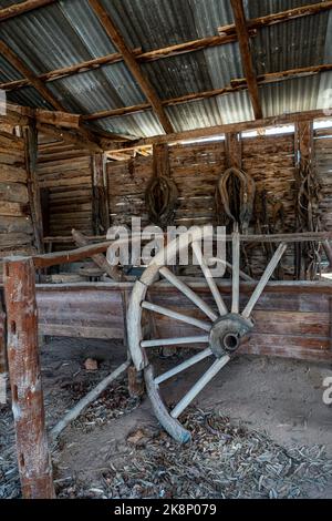 Un cliché vertical d'une roue en bois cassée dans une ancienne écurie, Mildura, Victoria, Australie Banque D'Images