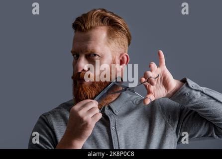 coiffeur avec coiffure. coiffeur coiffeur isolé sur fond gris. Banque D'Images