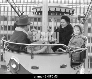 Oslo 19620331. Safe Spring Tivoli est venu en ville. Ici, la roue de Paris commence avec les paniers de balançoires entre le ciel et le Youngstorget. Petits et grands s'amusent. Photo: Bob Robinson Current / NTB Banque D'Images