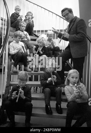 Oslo 196211. L'école de musique de Veitvedt est la plus grande de Norvège. Ici, les adultes et les enfants apprennent à jouer différents instruments. Harald Østerud enseigne un groupe de flûtes en bloc. Une fois que les enfants ont terminé la maternelle, ils reçoivent un enseignement de groupe avant d'obtenir des heures individuellement. Photo Sverre A. Børretzen / actuel / NTB Banque D'Images