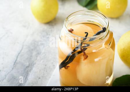 Compote de poire en conserve avec vanilline. Compote de poires. Délicieux compote de poires maison en boîte dans des pots en verre à la maison sur fond clair. Plats faits maison. SP Banque D'Images