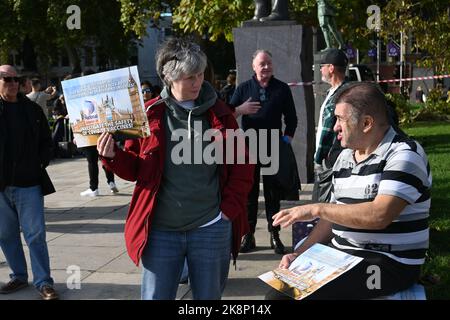 Parliament Square, Londres, Royaume-Uni, 24th octobre 2022. LE débat parlementaire sur l'innocuité du vaccin Covid-19 fait l'objet d'un examen au Parlement dans les cas où des effets secondaires tels que des maux de tête et une inflammation cardiaque, les craintes liées aux crises cardiaques ont fait mourir le Parlement. La pharmacie est censée nous payer, pas notre propre impôt. Crédit : voir Li/Picture Capital/Alamy Live News Banque D'Images