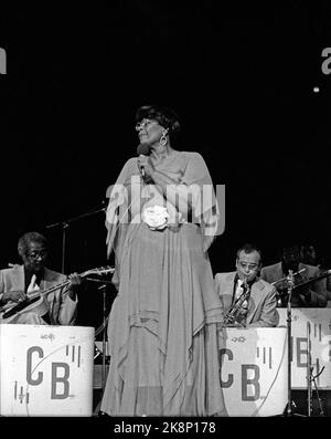 Oslo 19790709 la chanteuse de jazz Ella Fitzgerald et le comte Basie et son orchestre sur scène pendant le concert dans la salle de concert. Photo Bjørn Sigurdsøn / NTB / NTB Banque D'Images