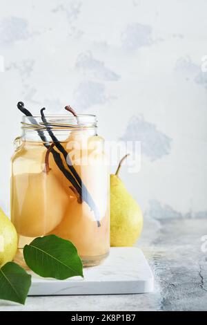 Compote de poire en conserve avec vanilline. Compote de poires. Délicieux compote de poires maison en boîte dans des pots en verre à la maison sur fond clair. Plats faits maison. SP Banque D'Images